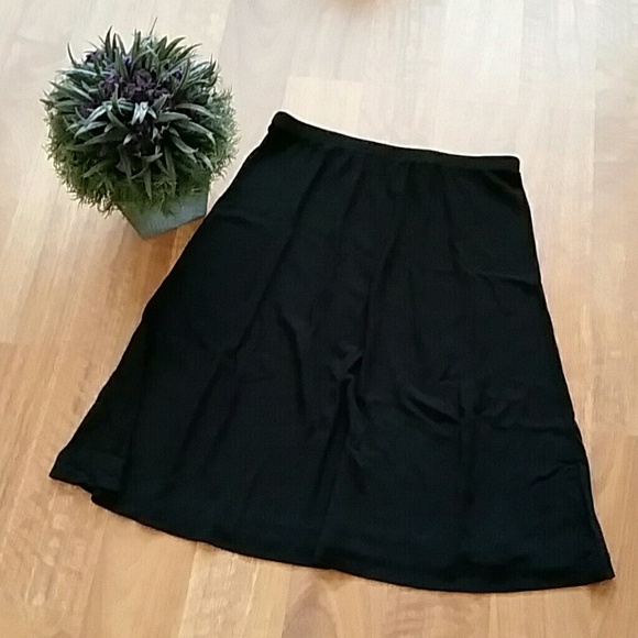 Liz Claiborne Dresses & Skirts - 🌺 3 for $20 🌺 Simple, black, flowy skirt